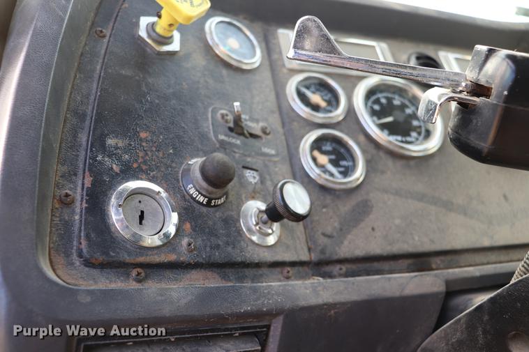 image for item EC9371 1995 Ford L9000 flatbed truck