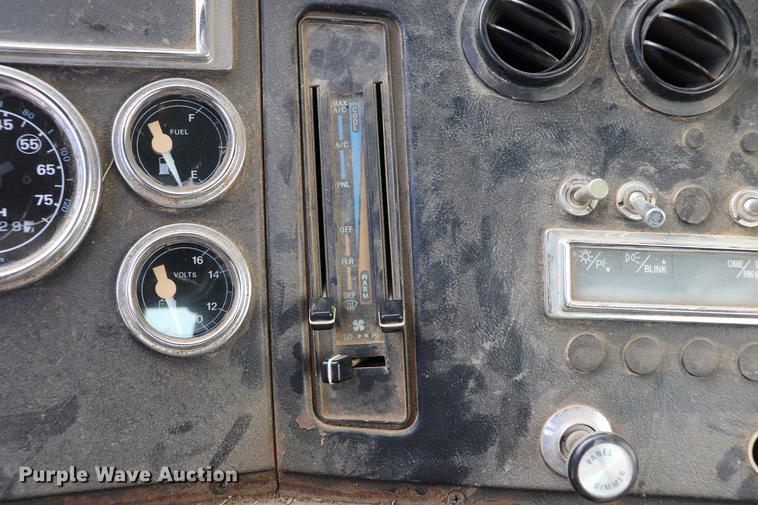 image for item EC9371 1995 Ford L9000 flatbed truck