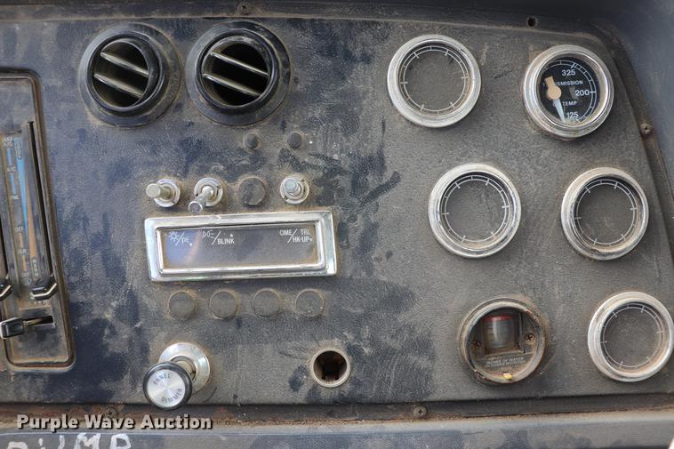 image for item EC9371 1995 Ford L9000 flatbed truck