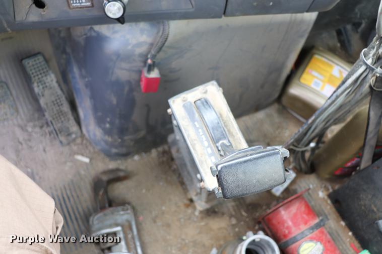 image for item EC9371 1995 Ford L9000 flatbed truck