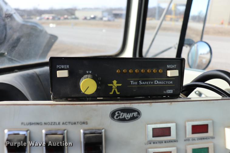 image for item EC9371 1995 Ford L9000 flatbed truck