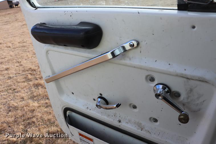 image for item EC9371 1995 Ford L9000 flatbed truck