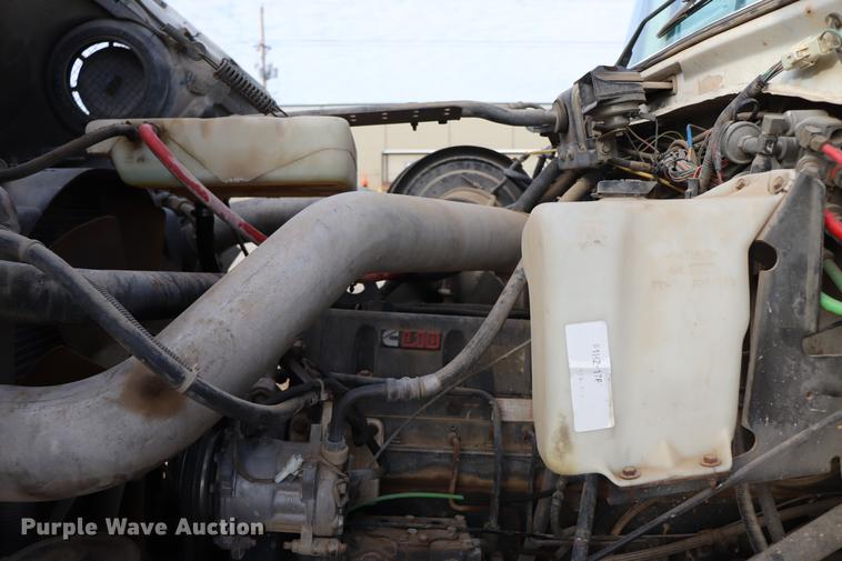 image for item EC9371 1995 Ford L9000 flatbed truck