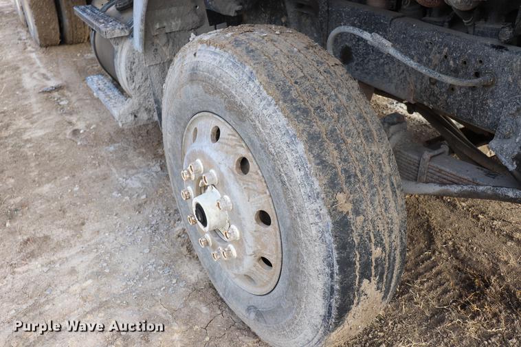 image for item EC9371 1995 Ford L9000 flatbed truck