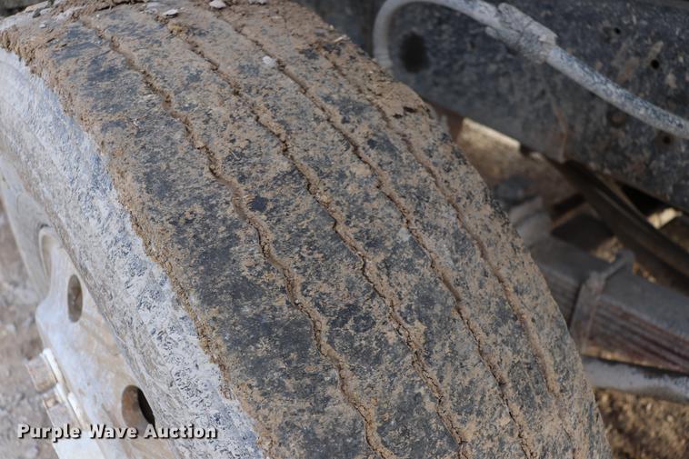 image for item EC9371 1995 Ford L9000 flatbed truck