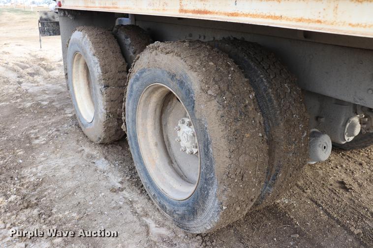 image for item EC9371 1995 Ford L9000 flatbed truck