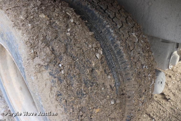 image for item EC9371 1995 Ford L9000 flatbed truck