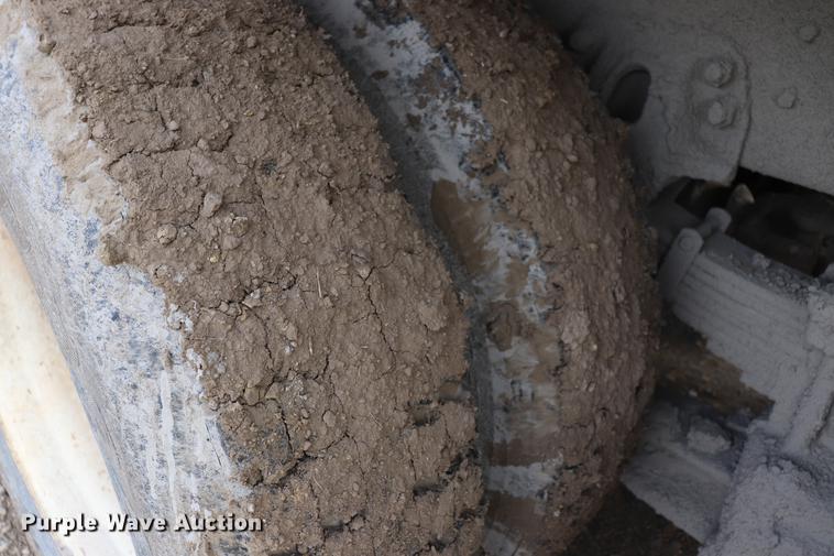 image for item EC9371 1995 Ford L9000 flatbed truck