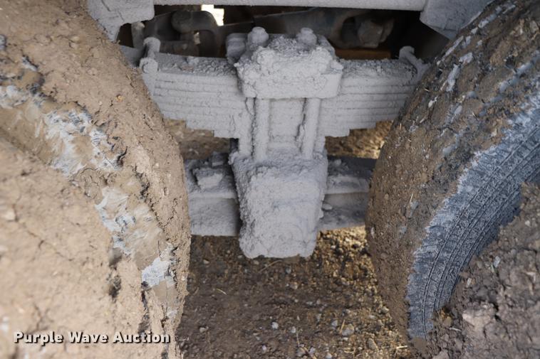 image for item EC9371 1995 Ford L9000 flatbed truck