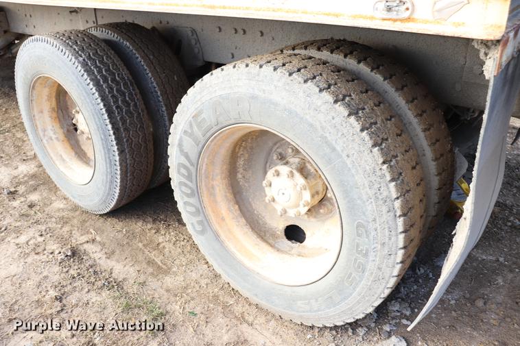 image for item EC9371 1995 Ford L9000 flatbed truck