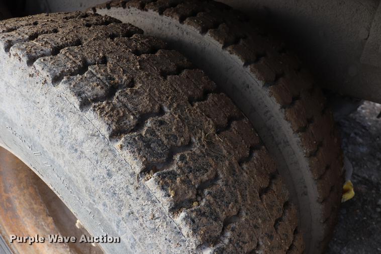 image for item EC9371 1995 Ford L9000 flatbed truck