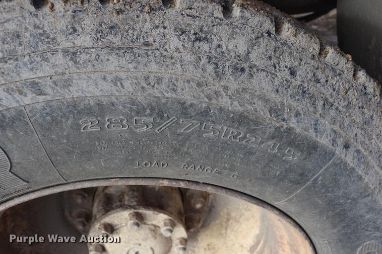 image for item EC9371 1995 Ford L9000 flatbed truck