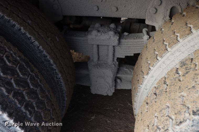 image for item EC9371 1995 Ford L9000 flatbed truck