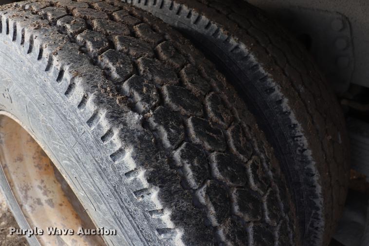 image for item EC9371 1995 Ford L9000 flatbed truck