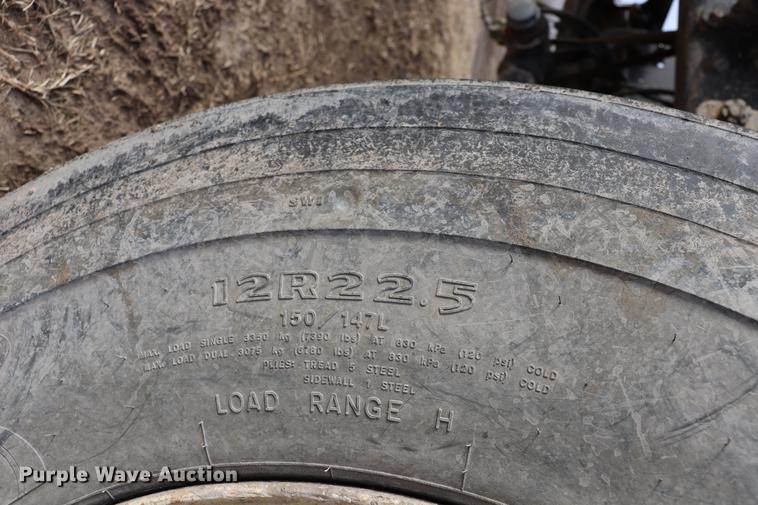 image for item EC9371 1995 Ford L9000 flatbed truck