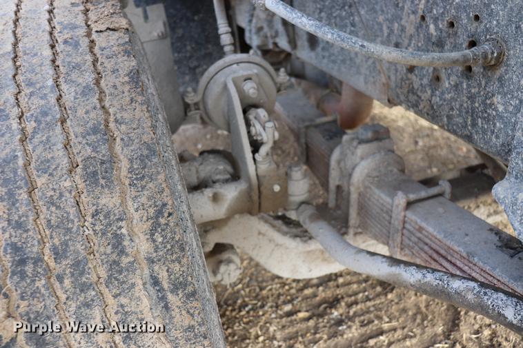 image for item EC9371 1995 Ford L9000 flatbed truck