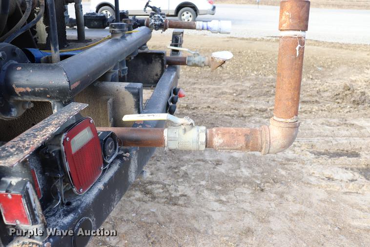 image for item EC9371 1995 Ford L9000 flatbed truck