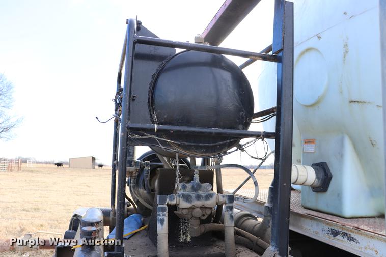 image for item EC9371 1995 Ford L9000 flatbed truck