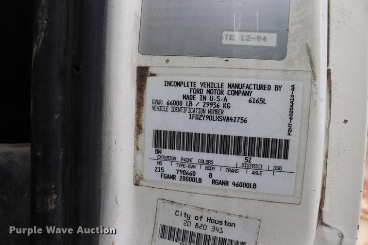 image for item EC9371 1995 Ford L9000 flatbed truck