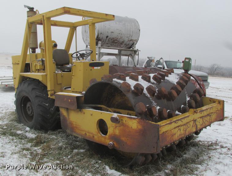 image for item K6074 1982 Tampo RP16D single drum vibrator compactor