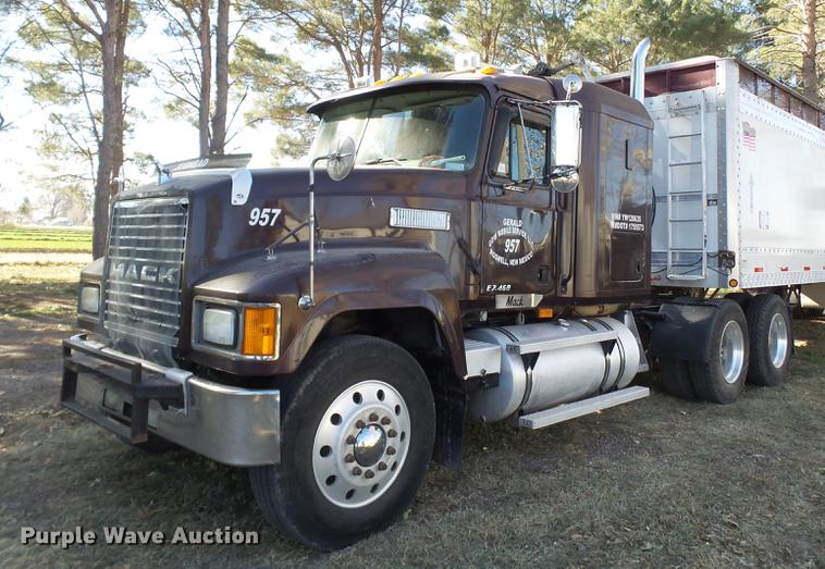image for item BJ9850 2000 Mack CH613 semi truck