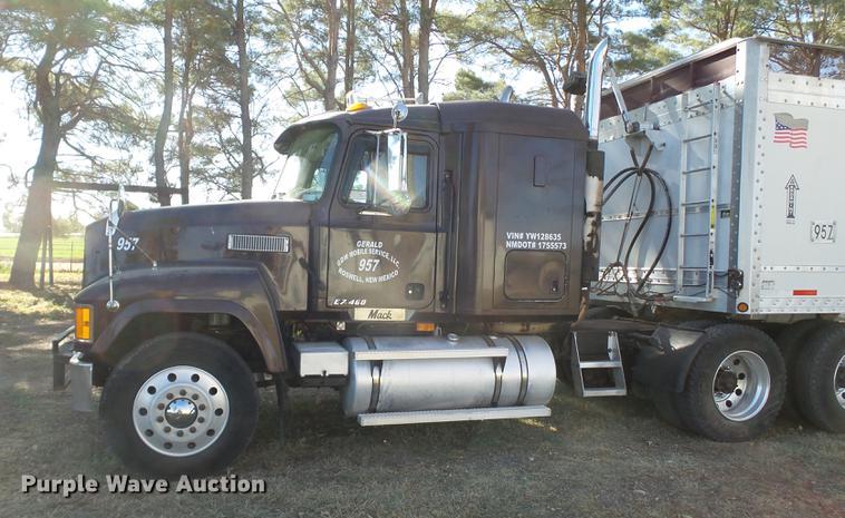 image for item BJ9850 2000 Mack CH613 semi truck
