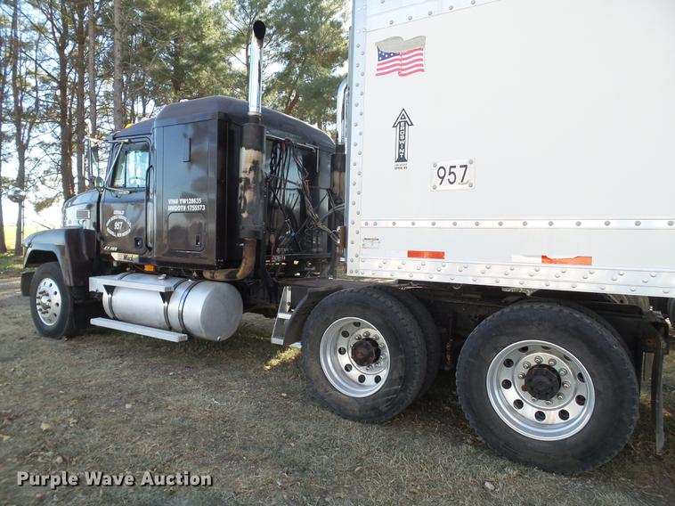 image for item BJ9850 2000 Mack CH613 semi truck