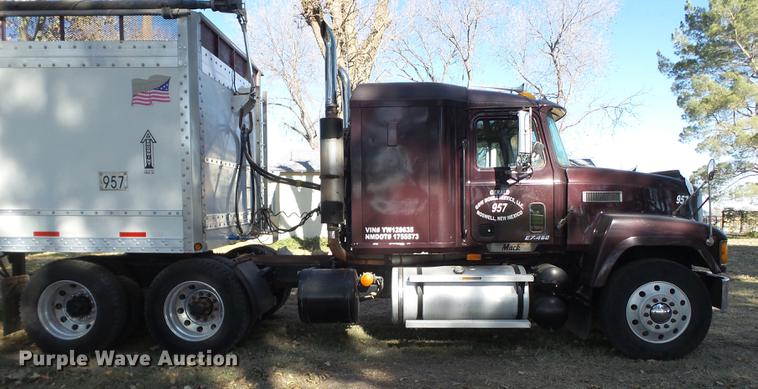 image for item BJ9850 2000 Mack CH613 semi truck