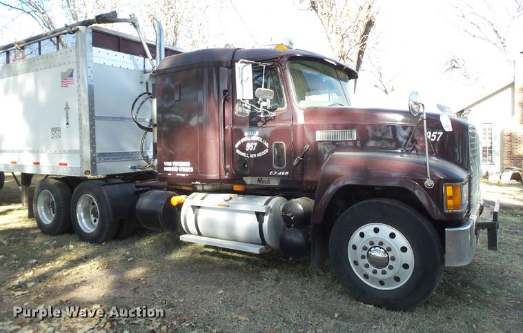 image for item BJ9850 2000 Mack CH613 semi truck