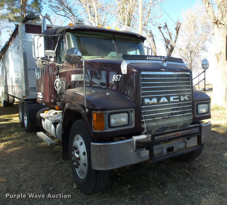 image for item BJ9850 2000 Mack CH613 semi truck
