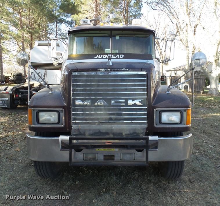 image for item BJ9850 2000 Mack CH613 semi truck