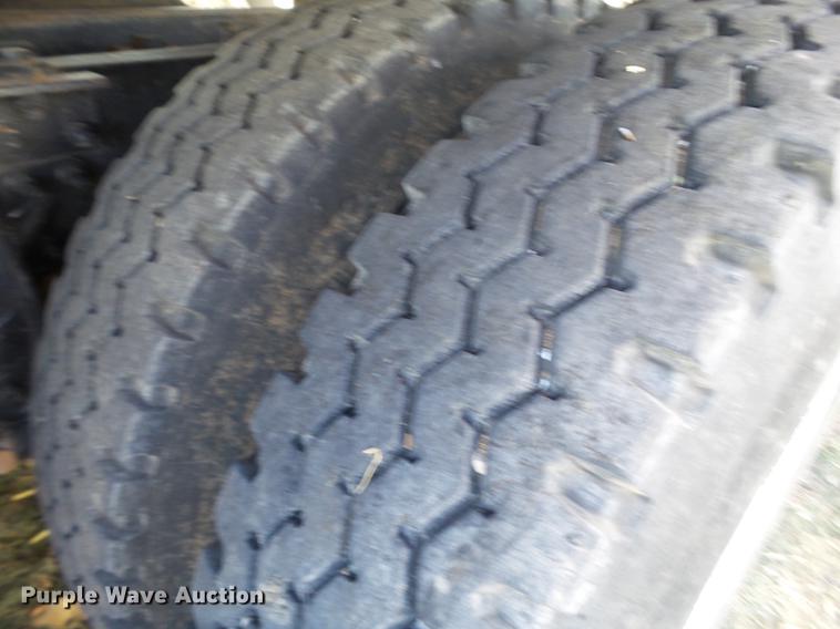 image for item BJ9850 2000 Mack CH613 semi truck