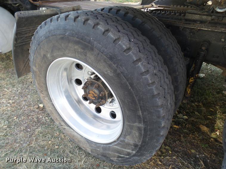 image for item BJ9850 2000 Mack CH613 semi truck