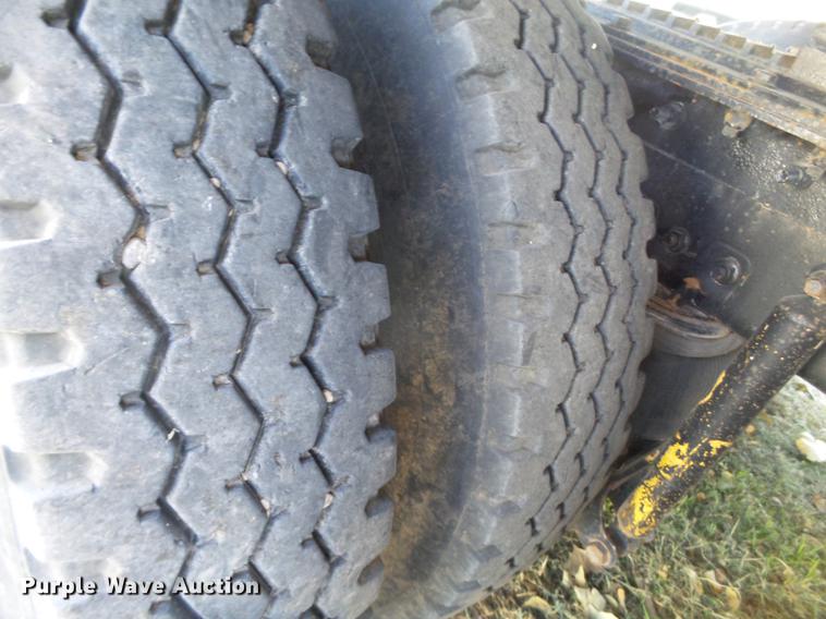 image for item BJ9850 2000 Mack CH613 semi truck