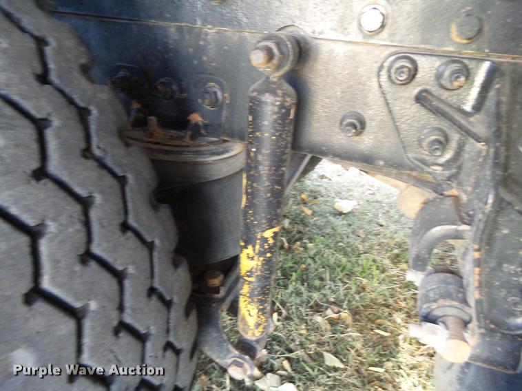 image for item BJ9850 2000 Mack CH613 semi truck