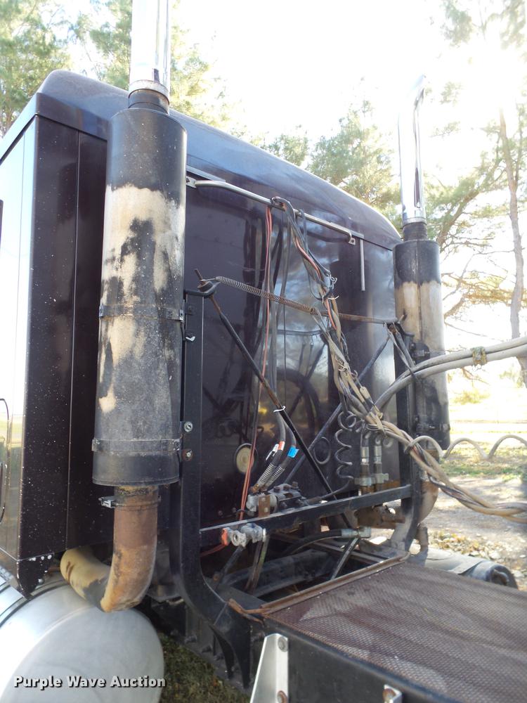 image for item BJ9850 2000 Mack CH613 semi truck