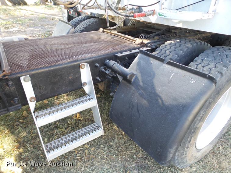 image for item BJ9850 2000 Mack CH613 semi truck