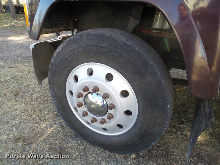 image for item BJ9850 2000 Mack CH613 semi truck