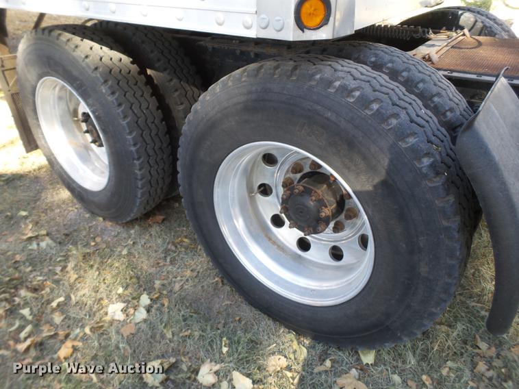 image for item BJ9850 2000 Mack CH613 semi truck