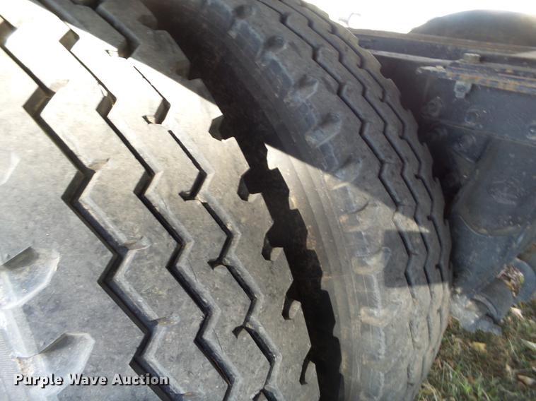 image for item BJ9850 2000 Mack CH613 semi truck