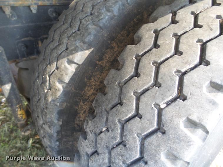 image for item BJ9850 2000 Mack CH613 semi truck