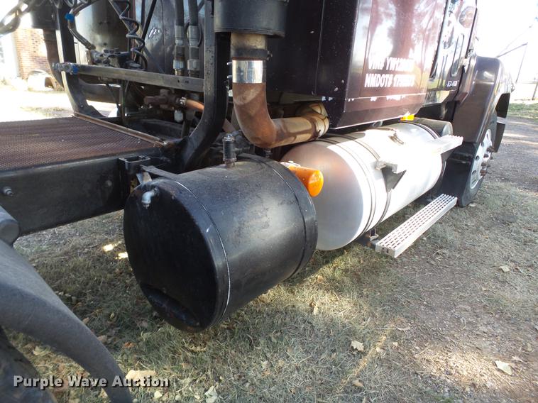 image for item BJ9850 2000 Mack CH613 semi truck