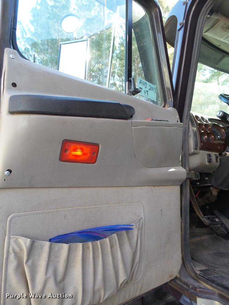 image for item BJ9850 2000 Mack CH613 semi truck