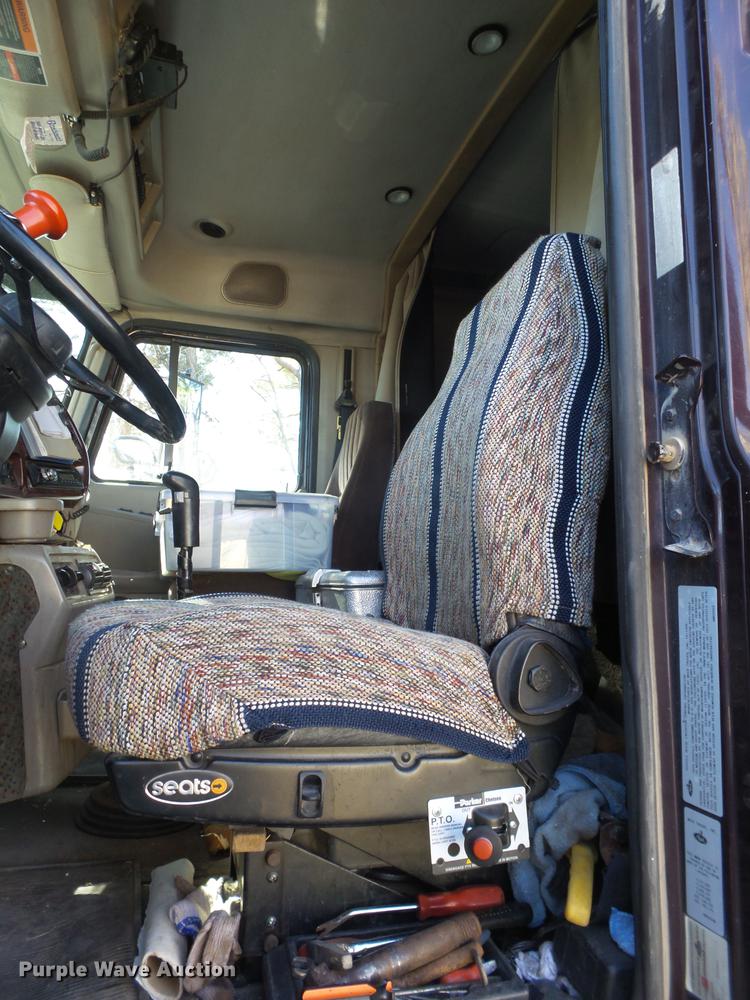 image for item BJ9850 2000 Mack CH613 semi truck