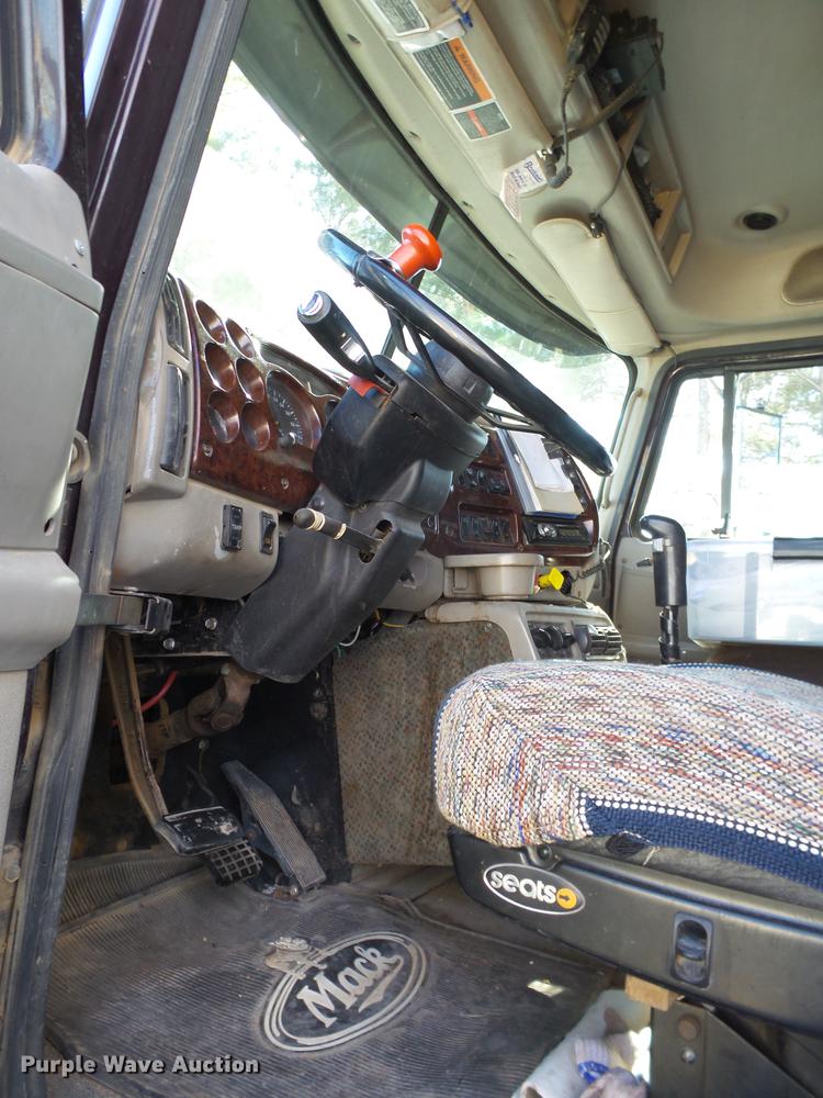 image for item BJ9850 2000 Mack CH613 semi truck