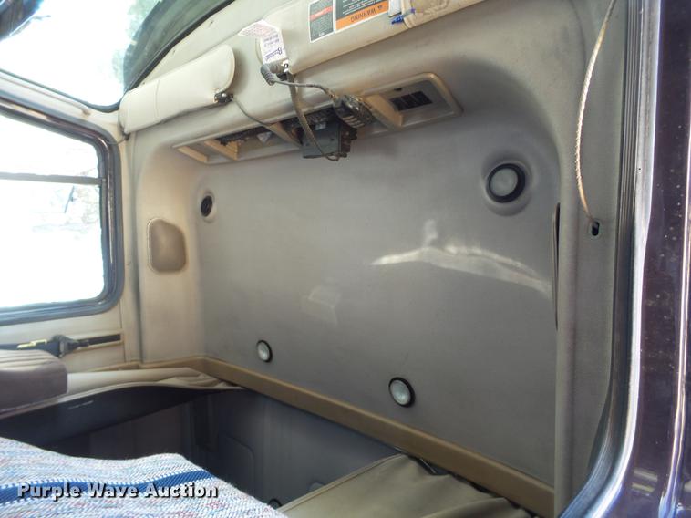 image for item BJ9850 2000 Mack CH613 semi truck