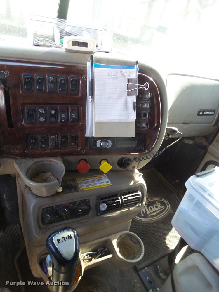 image for item BJ9850 2000 Mack CH613 semi truck