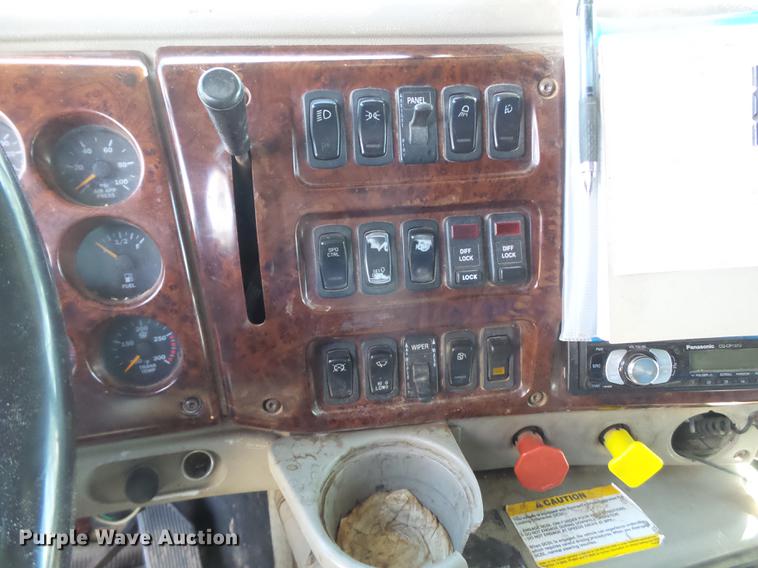 image for item BJ9850 2000 Mack CH613 semi truck