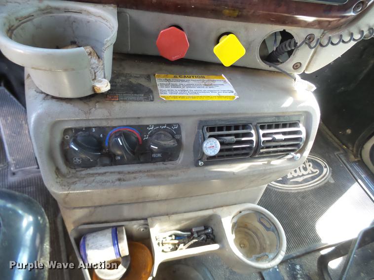 image for item BJ9850 2000 Mack CH613 semi truck