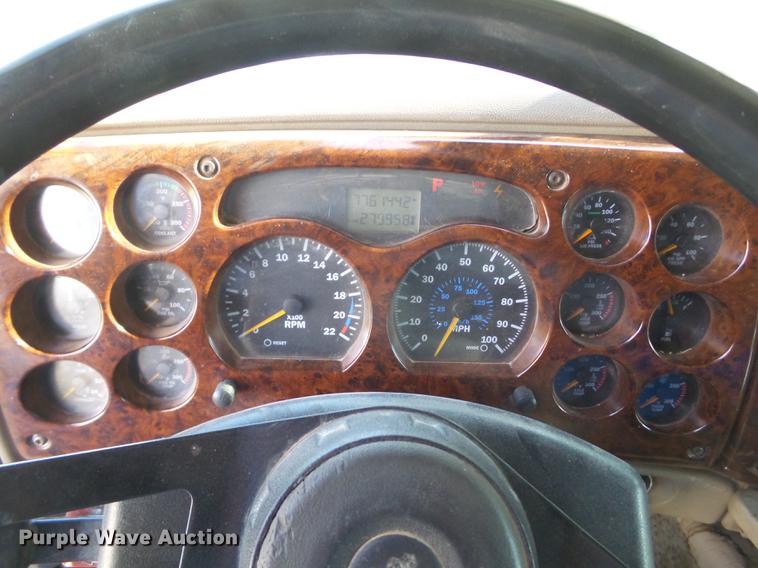 image for item BJ9850 2000 Mack CH613 semi truck